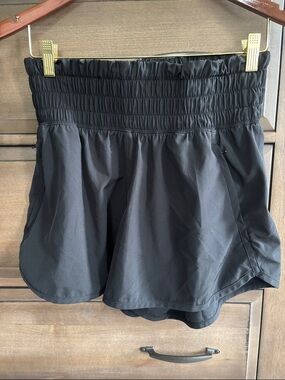 Abercrombie & Fitch YPB motionTEK High Rise Smocked Shorts - Black - M